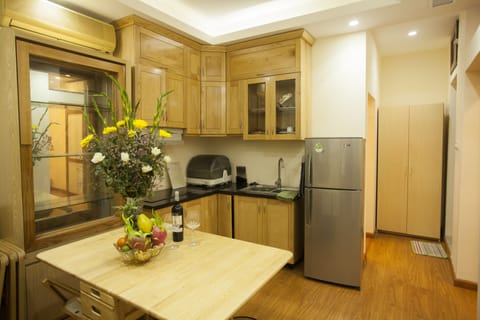 Deluxe House | Private kitchenette | Full-size fridge, electric kettle, cookware/dishes/utensils