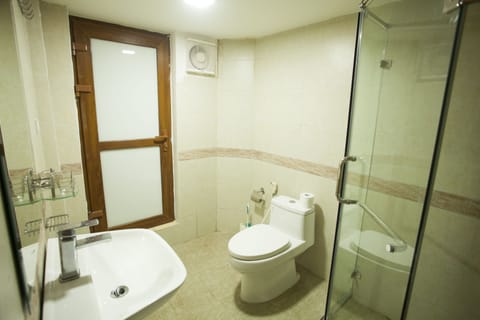 Deluxe House | Bathroom | Shower, free toiletries, hair dryer, slippers