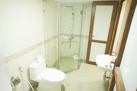 Deluxe House | Bathroom | Shower, free toiletries, hair dryer, slippers