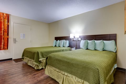 Room, 2 Double Beds | Room amenity