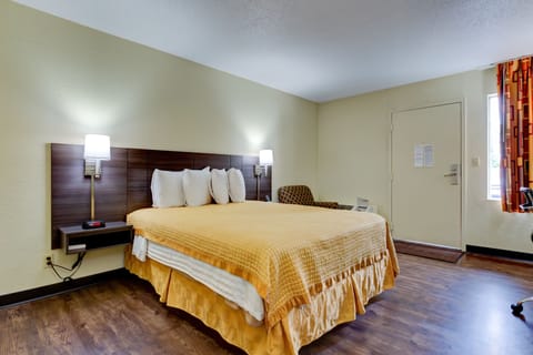 Room, 1 Queen Bed | Desk, free WiFi, alarm clocks