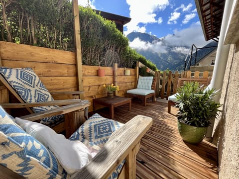 Back garden with lounge.