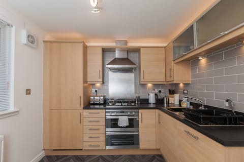 Premium Apartment, 2 Bedrooms, Ground Floor | Private kitchen | Full-size fridge, microwave, oven, stovetop