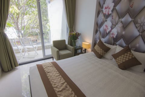 Standard Double Room, Balcony | 1 bedroom, hypo-allergenic bedding, minibar, desk