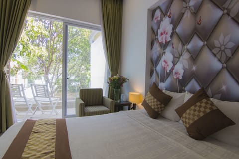 Standard Double Room, Balcony | 1 bedroom, hypo-allergenic bedding, minibar, desk