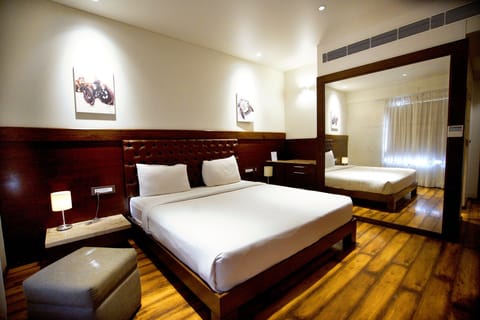 Signature Double Room, 1 Double Bed | Minibar, in-room safe, desk, iron/ironing board