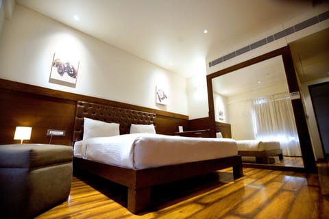 Signature Double Room, 1 Double Bed | Minibar, in-room safe, desk, iron/ironing board