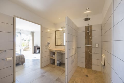 Superior Room | Bathroom | Shower, free toiletries, hair dryer, towels