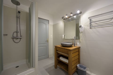 Comfort Room | Bathroom | Shower, free toiletries, hair dryer, towels