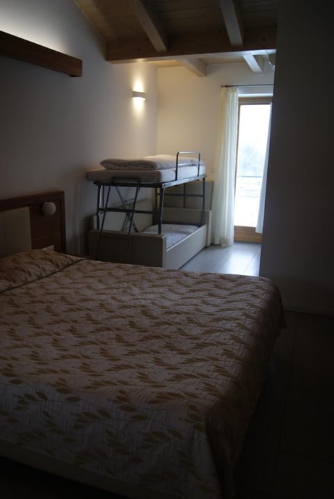 Desk, soundproofing, free WiFi, wheelchair access