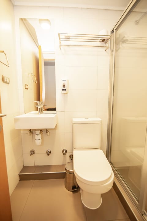 DOBLE SEGUNDO PISO CON BALCON COMPARTIDO | Bathroom | Deep soaking tub, free toiletries, hair dryer, towels