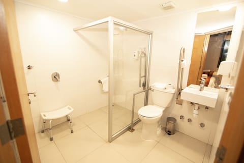 DOBLE PRIMER PISO | Bathroom | Deep soaking tub, free toiletries, hair dryer, towels