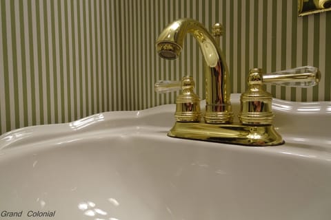 Oakbrook Room | Bathroom sink