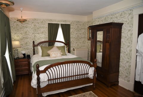 Oakbrook Room | 4 bedrooms, premium bedding, in-room safe, individually decorated