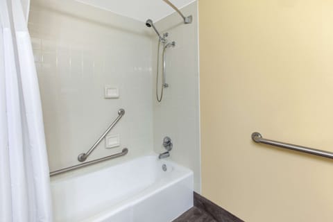 Combined shower/tub, free toiletries, hair dryer, towels