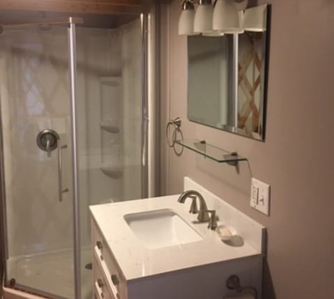 Combined shower/tub, free toiletries, hair dryer, towels