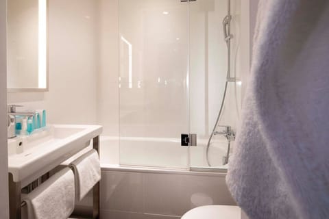 Premium Double Room | Bathroom | Hair dryer, towels, soap, shampoo