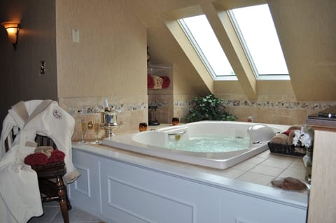 Luxury Suite, 1 King Bed, Non Smoking, Fireplace, Jetted Tub | Private spa tub