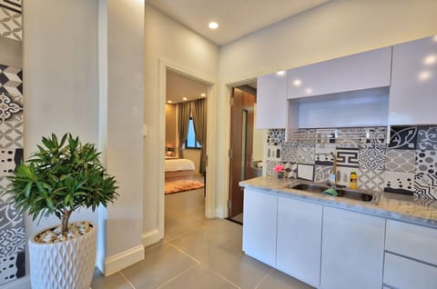 Hillview Movie Suite | Private kitchenette