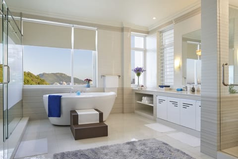 Hillview Royal 2 Bedroom Suite | Deep soaking bathtub