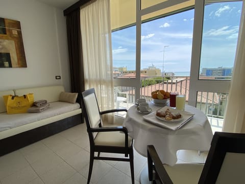 Minibar, in-room safe, free WiFi, bed sheets