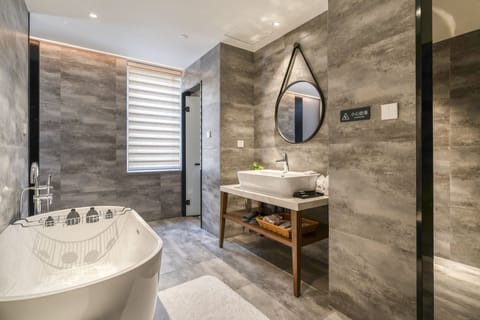 Business Suite | Deep soaking bathtub