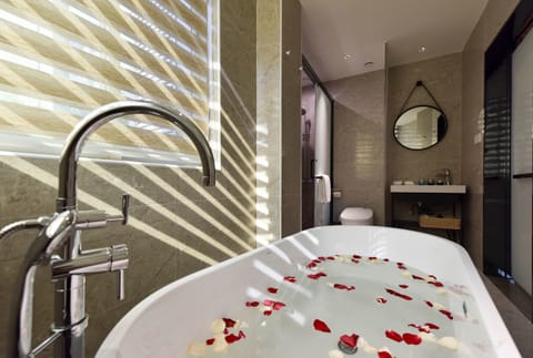 Business Suite | Deep soaking bathtub