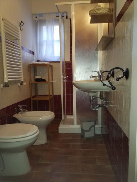 Shower, free toiletries, bathrobes, bidet