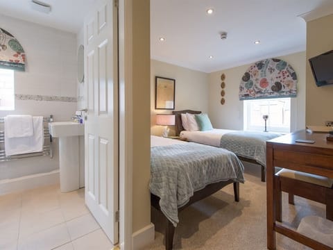 Twin Room, Ensuite | Iron/ironing board, cribs/infant beds, rollaway beds, free WiFi