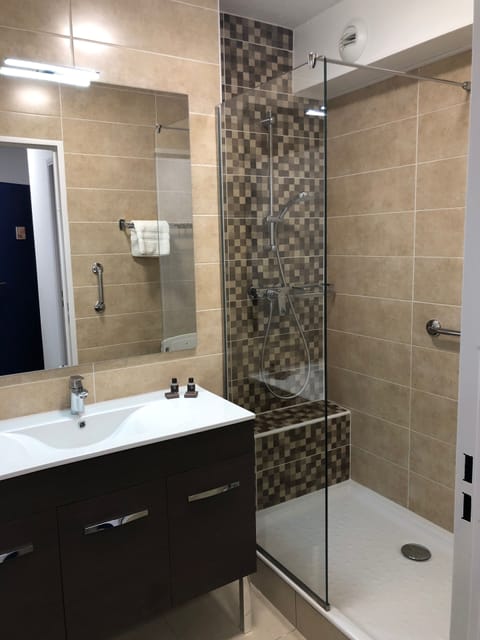 Apartment (T1) | Bathroom | Shower, free toiletries, hair dryer, towels