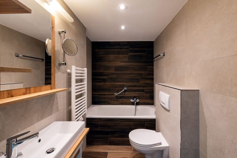 Juniorsuite Waldseite | Bathroom | Shower, hair dryer, towels