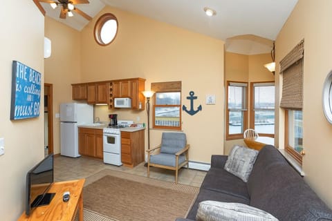 Queen/Jetted Tub Suite 8 (Full Kitchen/Private Deck) | Living area | Flat-screen TV