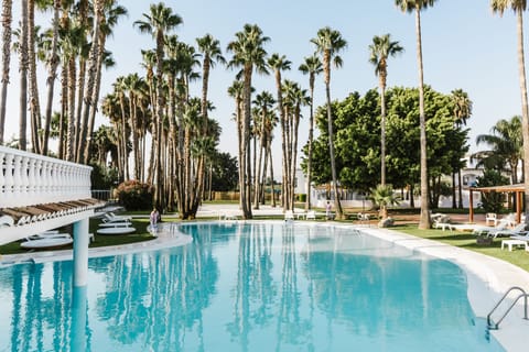 Seasonal outdoor pool, pool umbrellas, sun loungers