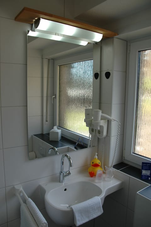 Double Room | Bathroom | Shower, free toiletries, towels