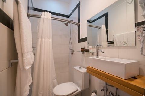 Signature Room, 1 Queen Bed | Bathroom | Combined shower/tub, deep soaking tub, free toiletries, hair dryer