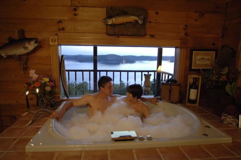 Romantic Cabin, 1 King Bed, Jetted Tub, Lake View | Bathroom | Hair dryer, towels, shampoo