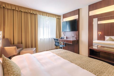 Executive Room, 1 King Bed | Hypo-allergenic bedding, desk, laptop workspace, blackout drapes