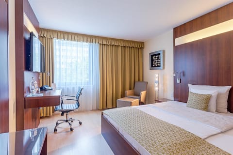 Executive Room, 1 King Bed | Hypo-allergenic bedding, desk, laptop workspace, blackout drapes