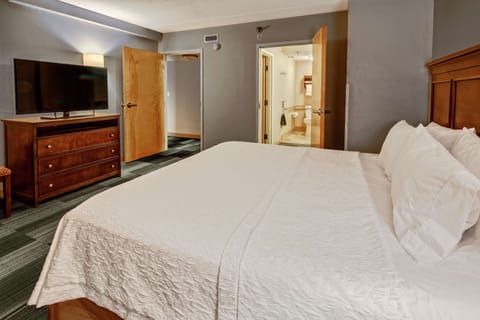 Suite, 1 King Bed, Accessible, Non Smoking | Iron/ironing board, free cribs/infant beds, rollaway beds, free WiFi