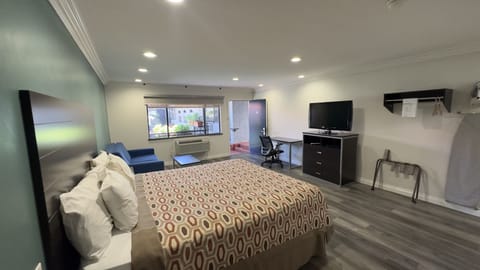 Deluxe Suite, 1 King Bed | Living area | LED TV