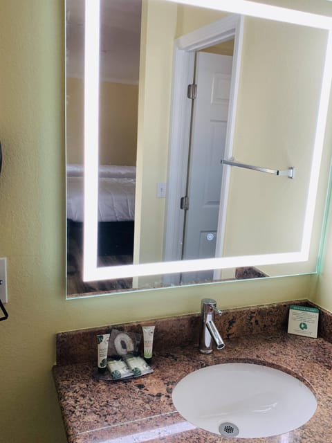 Standard Room, 1 Queen Bed | Bathroom | Shower, free toiletries, hair dryer, towels