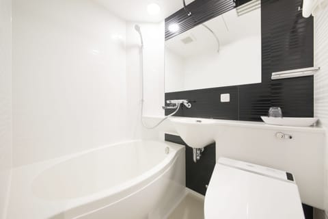 Combined shower/tub, deep soaking tub, free toiletries, hair dryer