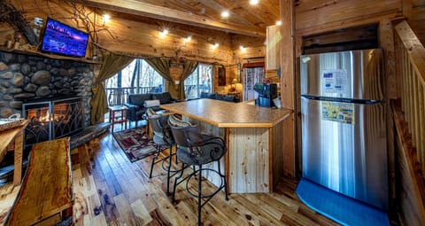 Luxury Tree House, 2 Bedrooms, Hot Tub, Mountainside | In-room dining