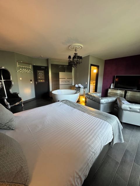 Deluxe Double Room, Jetted Tub | Premium bedding, individually decorated, individually furnished