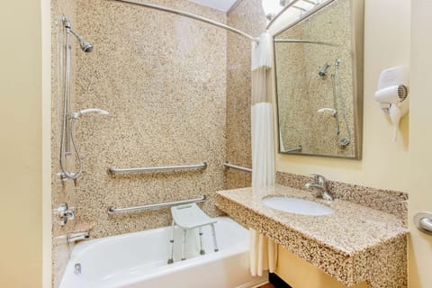 Combined shower/tub, free toiletries, hair dryer, towels