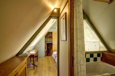 Double Room (Verte) | Desk, iron/ironing board, free WiFi, bed sheets