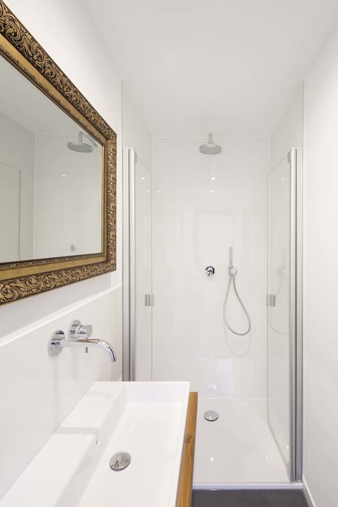 Double Room | Bathroom | Shower, free toiletries, hair dryer, towels