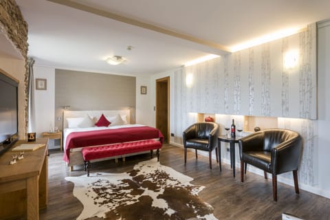 Junior Suite, 1 Bedroom, Lake View | Premium bedding, in-room safe, desk, free WiFi