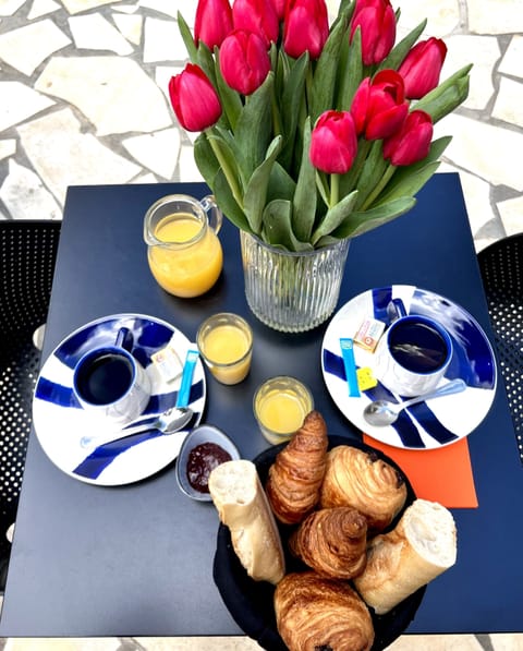 Daily continental breakfast (EUR 13 per person)