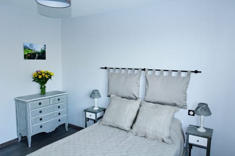 Double Room (Chambre aux Mésanges) | Premium bedding, individually decorated, individually furnished